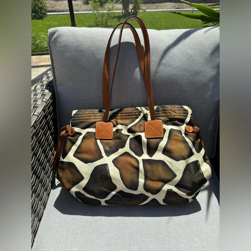Beautiful Giraffe Dooney & Bourke - Picture 2 of 2